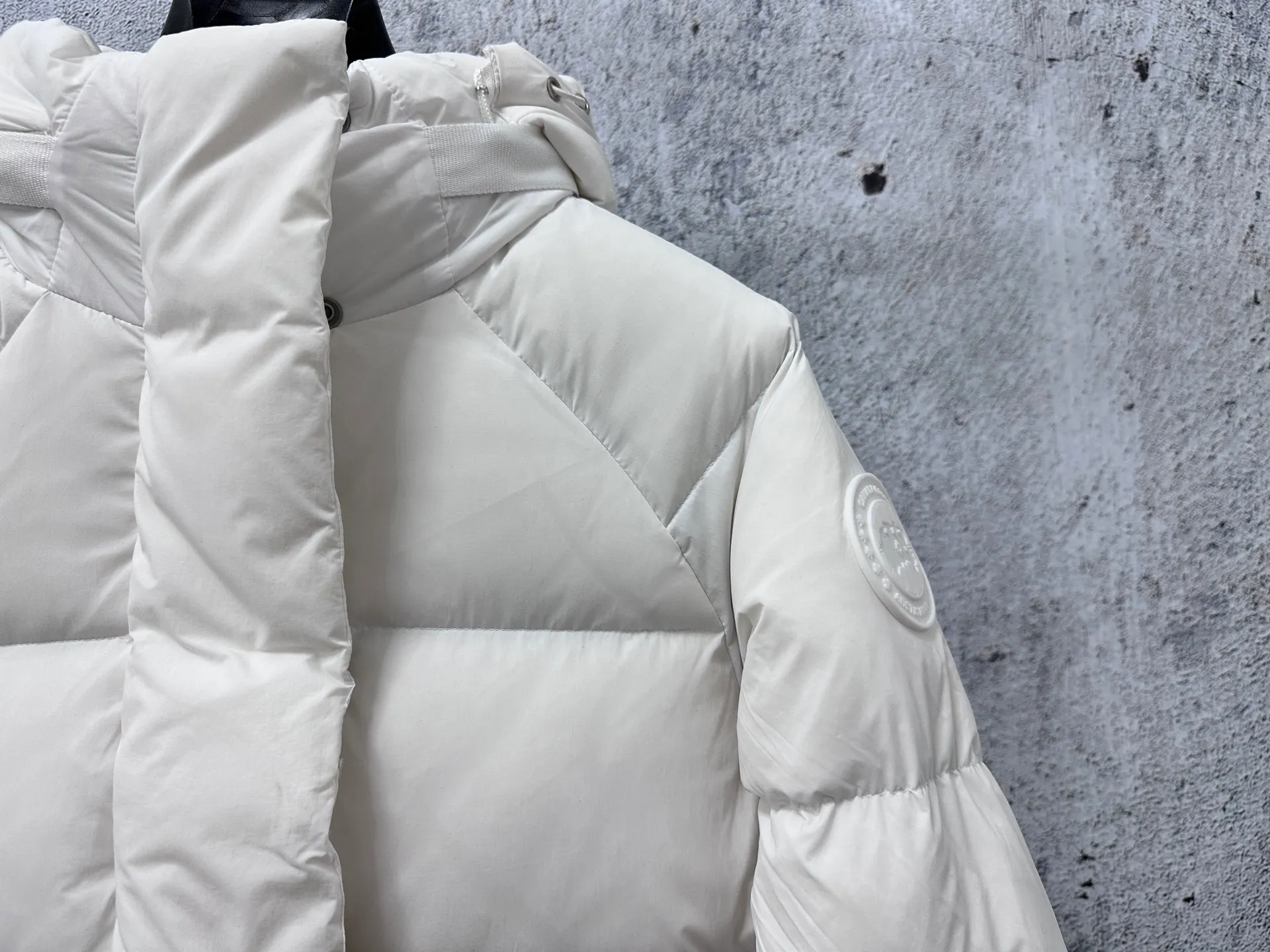 P740 【𝗖𝗔𝗡𝗔𝗗𝗔 𝗚𝗢𝗢𝗦𝗘】Capsule Series Macaron White Label Fabric: Made of soft EnduraLuxe fabric imported from DuPont, CORDURA, USA, which enhances the durability of easy-to-wear parts, is lightweight and durable; the liner is made of 400T anti-velvet gallbladder, which is comfortable, soft and non-velvet. : Equipped with a detachable hood, which can be adjusted in two directions, and is also filled with down, which brings greater softness and wrapping around the head and neck, and is full of warmth. This parka features white trim on the back and sides, and the hardware locks are all original and custom-made to match the muted fabric color. Goose label: The official website’s new series of silicone material labels, non-embroidery labels. Length: Fit hip-length. Size: XS-L